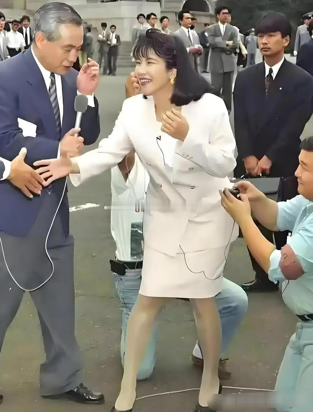 这是高市早苗35岁模样，比现在稍强些，那气质活脱脱一妈妈桑。 