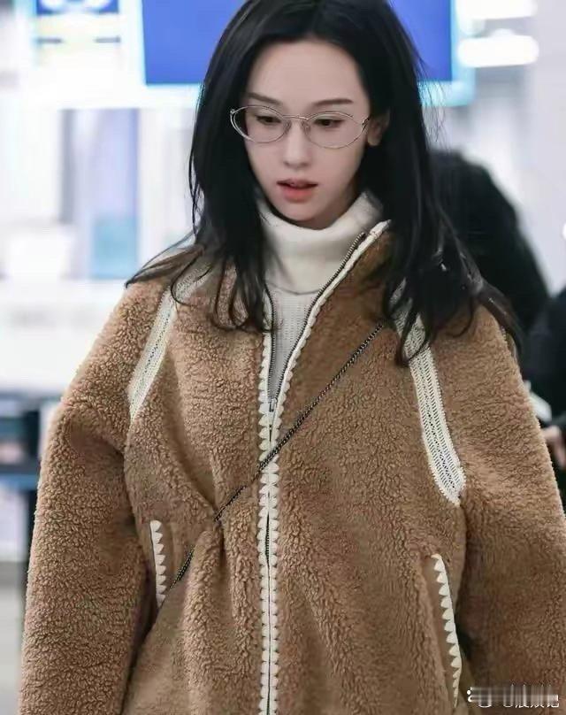 陈都灵近视600度戴眼镜，眼睛一点都不凸，还是很好看，为什么啊？ 