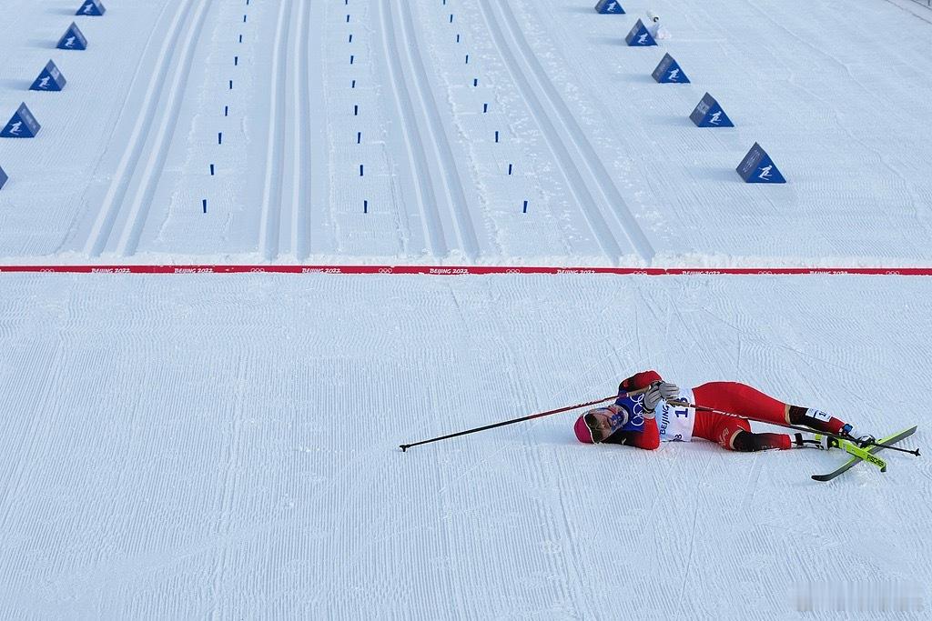 厚蓄显锋芒冬奥会 当地时间2月12日，米兰冬奥会越野滑雪女子10公里（自由技术）