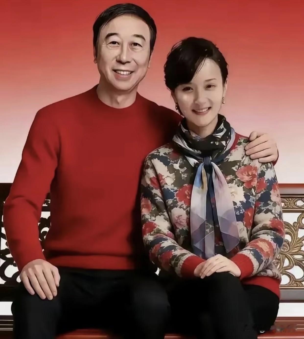 笑星冯巩的老婆貌若天仙气质非凡，有人说这是一朵鲜花插在了牛粪上，你们怎么看？