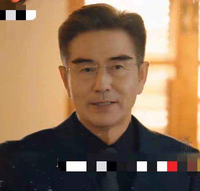 你猜这两个男人谁更受欢迎？一个是老戏骨，一个是新偶象，两人是不同风格的男人，帅得