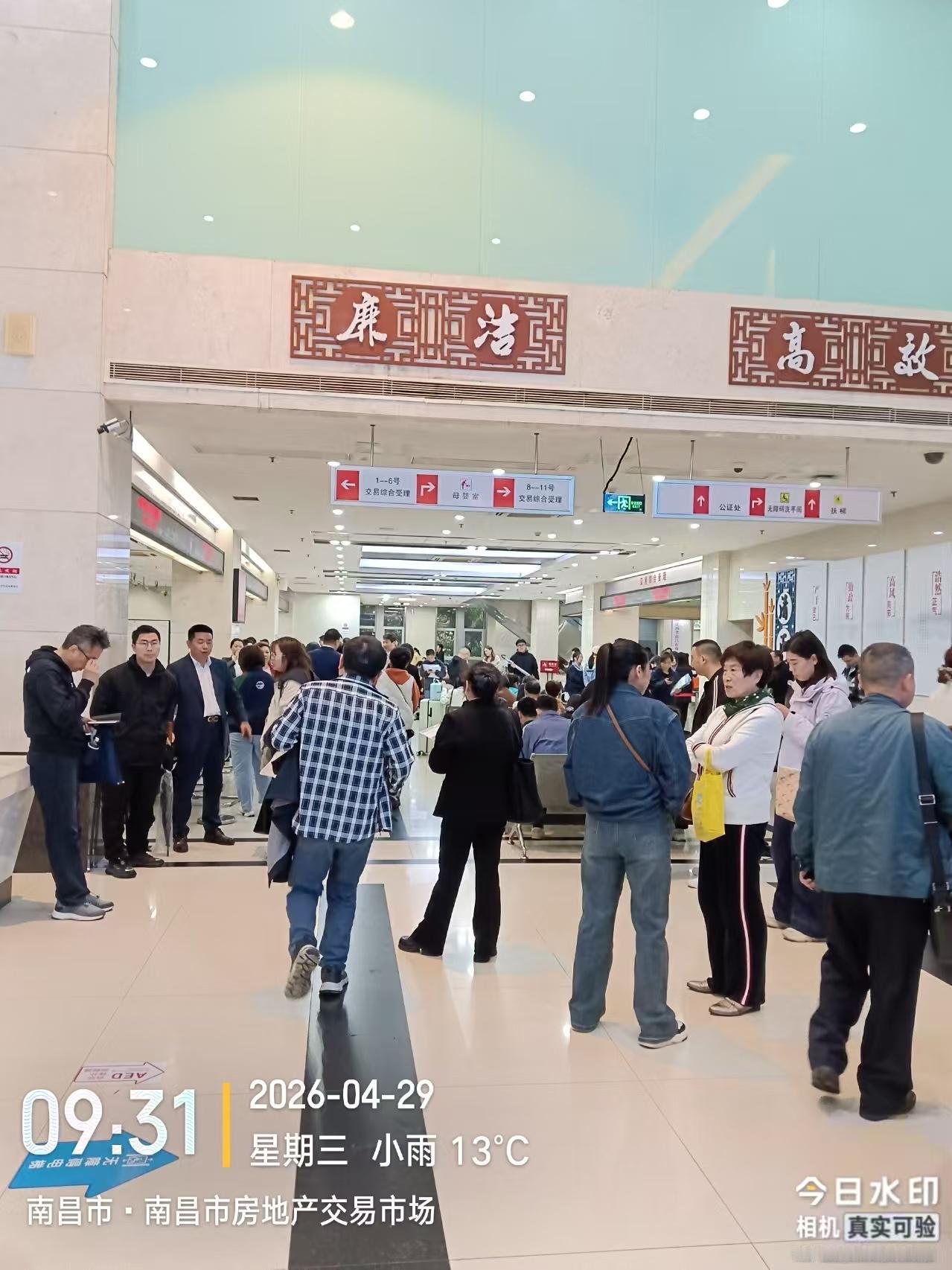 楼市真实现状：房价涨，排长龙！

网上涨声不断，线下排起长队！

坐标，江西南昌