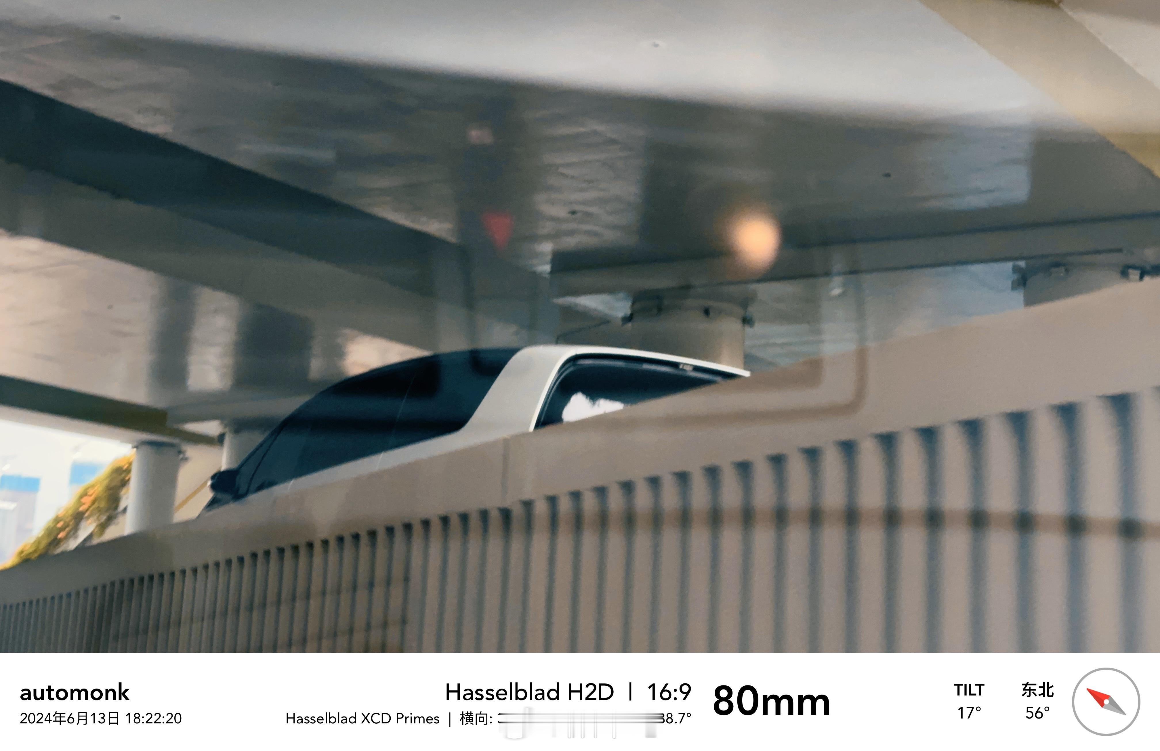 路遇理想Mega，觉着白色很雅，举起手机拍了几张，发现越往后，随着立交桥的高低差