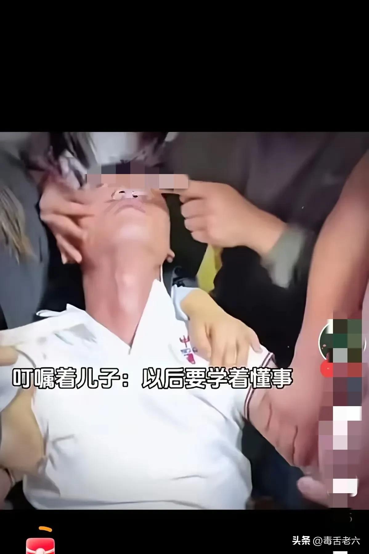 如此牵挂， 你怎舍得走 ​一年轻爸爸病重，将三四岁的儿子喊到身前，艰难的用手抚摸