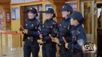 看鹿晗那句韩语“真的吗辛苦了”，我直接破防。这发音太标准了，听警务队说完立马接上