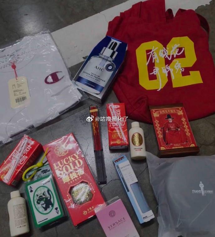 丁禹兮伴手礼好大方丁禹兮伴手礼送范思哲正装 送正装当伴手礼，确实有排面 