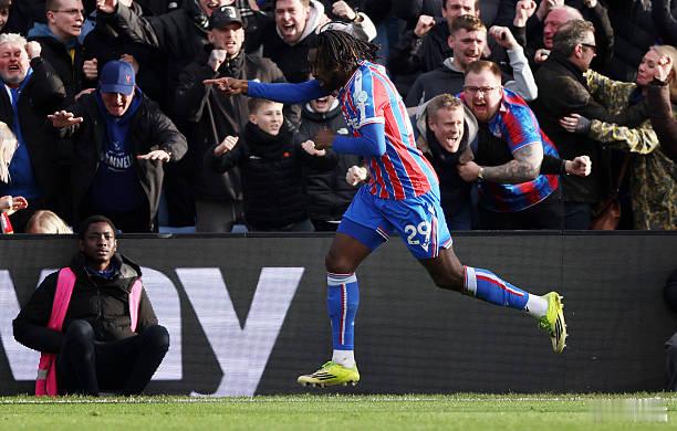 水晶宫1比0狼队 直到90分钟盖桑进球，塞尔赫斯特公园球场才真正活跃起来，熟悉的