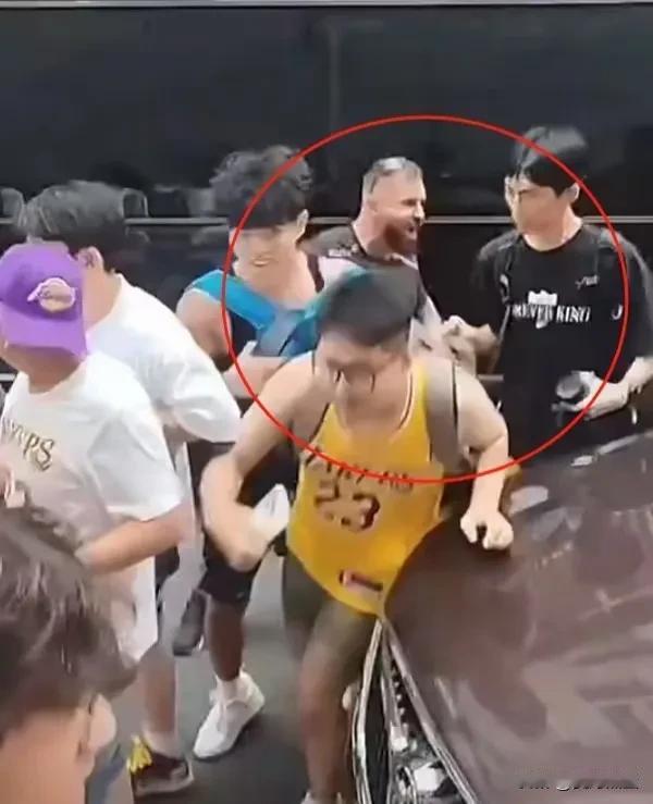 詹姆斯安保团队人员骂球迷的事情，要一分为二看待。

球迷行为过激，确实不对，但安