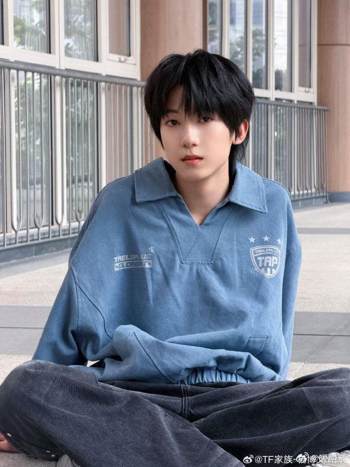 杨博文全新公式照C位 翻看杨博文新旧公式照见证成长，从青涩小孩蜕变为沉稳少年，稳
