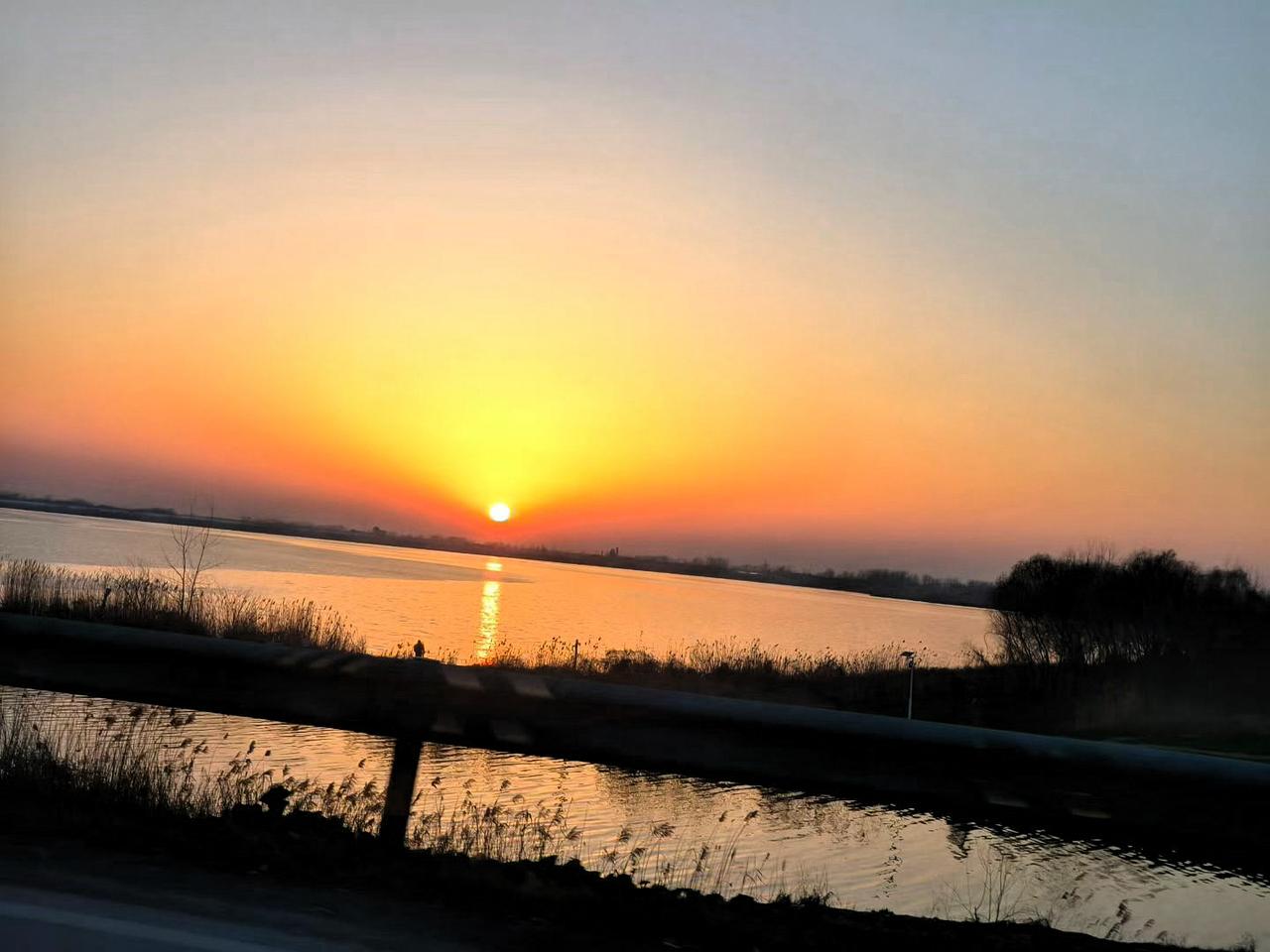 现在是返程高峰期，

路上堵的一动不动，本来还在烦躁地拍方向盘，一抬头直接被窗外