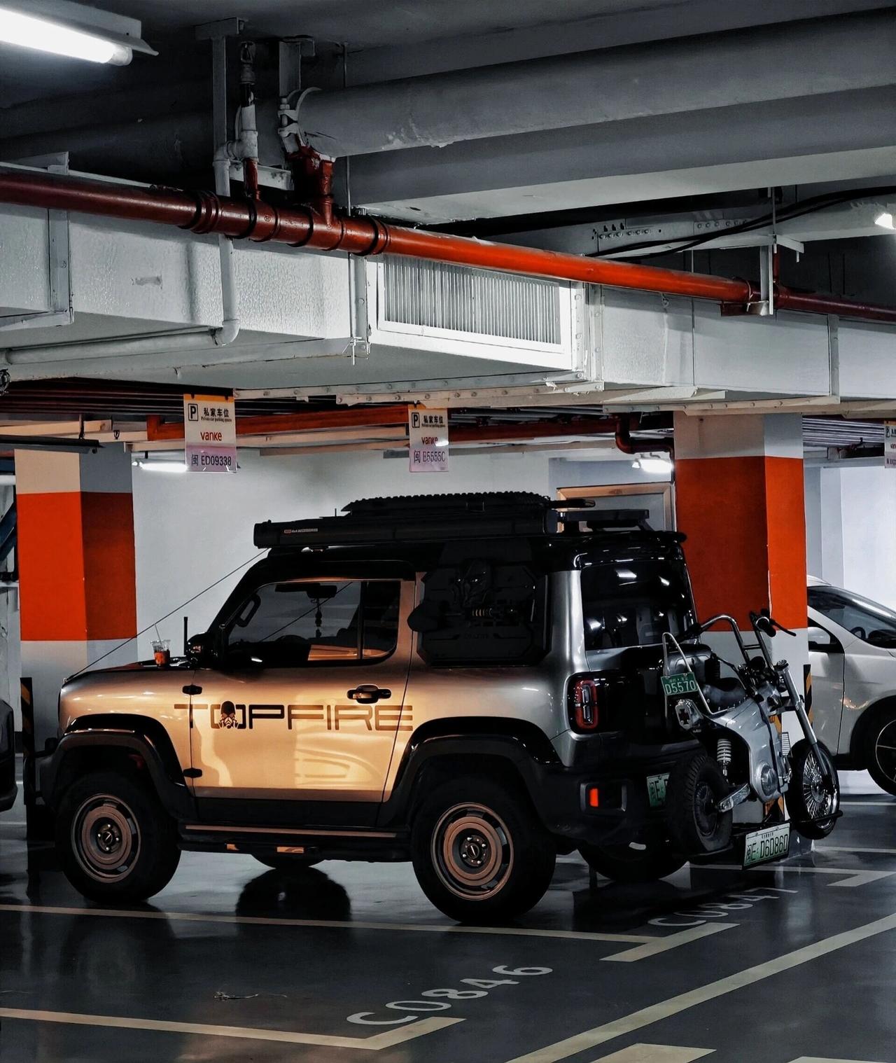 停车场的“显眼包”！这台占半车位的大玩具，提车一年还香吗？提这台大玩具一年整
也