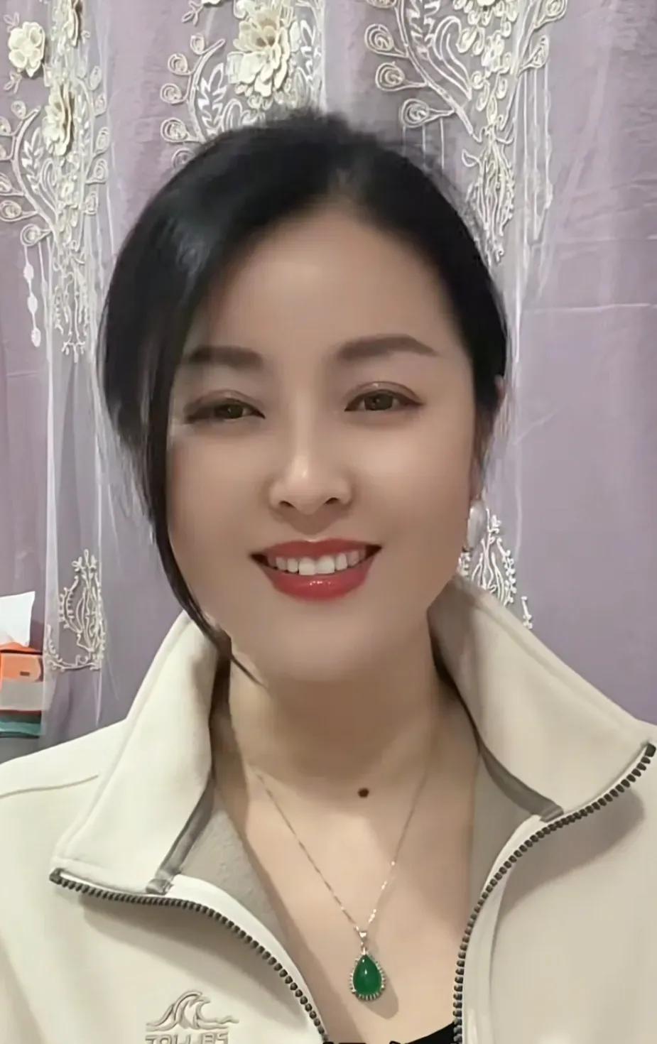 秀丽健康一女郎，
举止端庄又大方，
朴实勤劳数你美，
贤良聪慧藏芬芳。