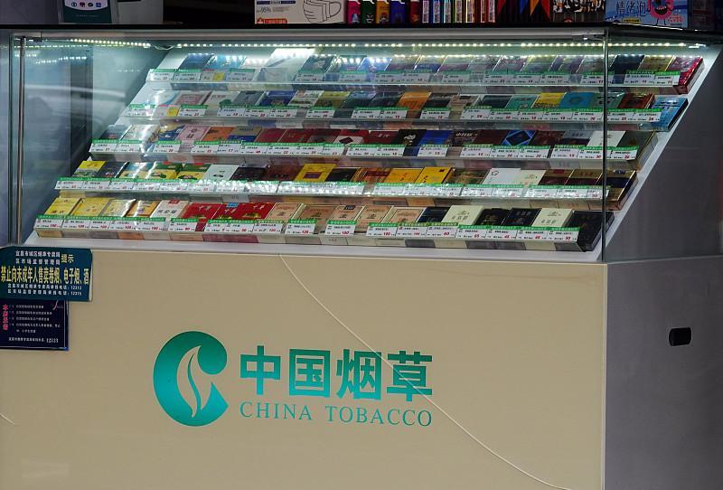 之前刷到有人晒3600元一盒的烟，第一反应是这烟盒莫不是镶了层金箔？
特意去查了