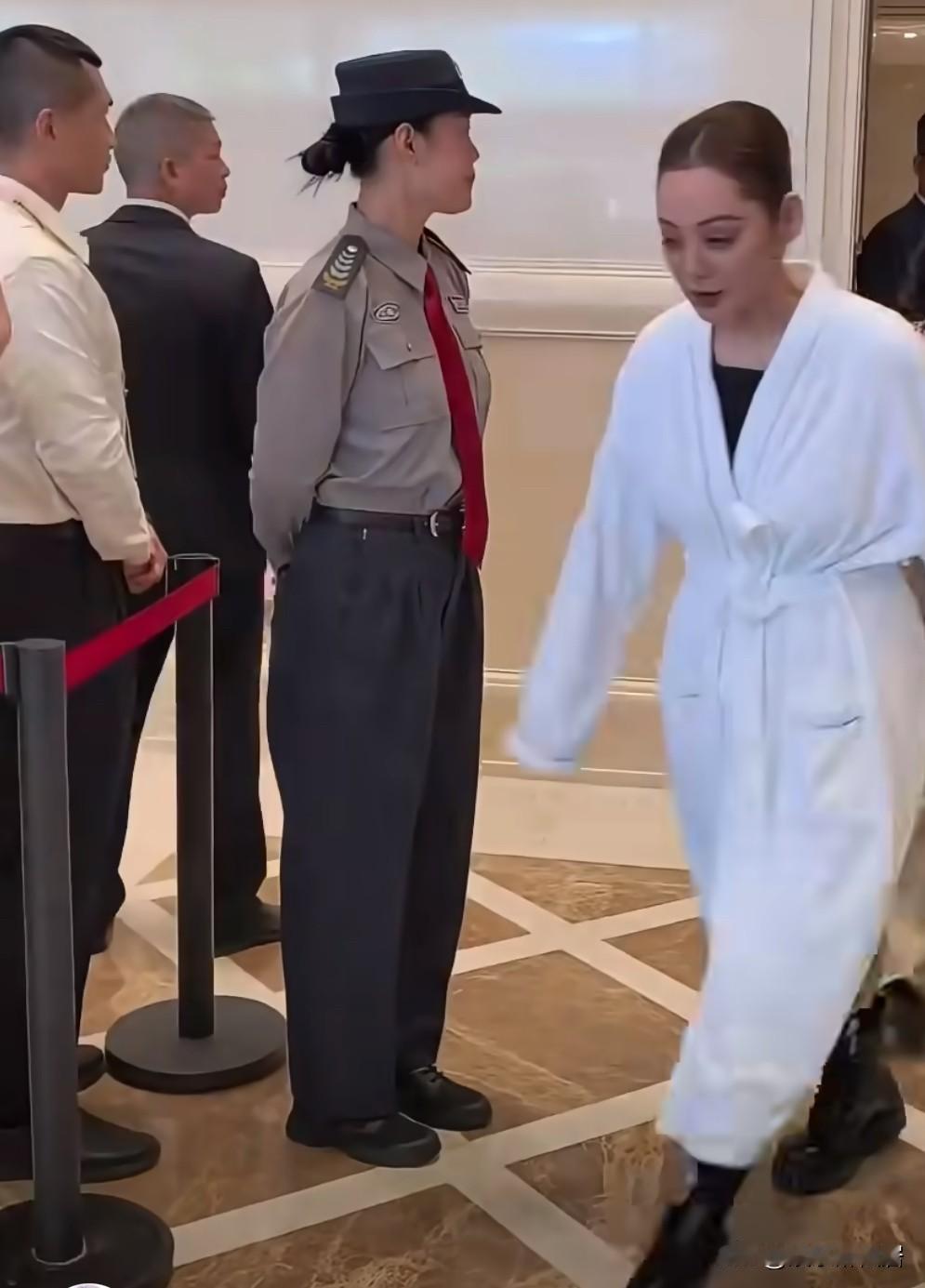 宁静是疯了吗？这么大的场合竟然穿着睡衣就来了，金鸡奖内核女星都是精心打扮，把自己