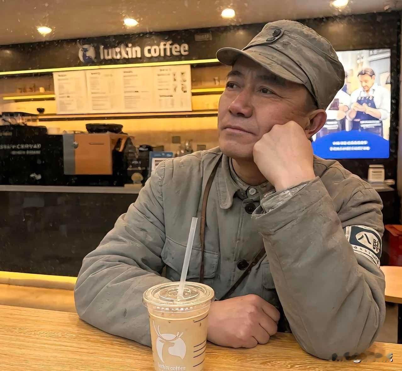 平安县城很小

老子一炮就轰没了

但平安县城又很大

却再也看不到秀芹的身影