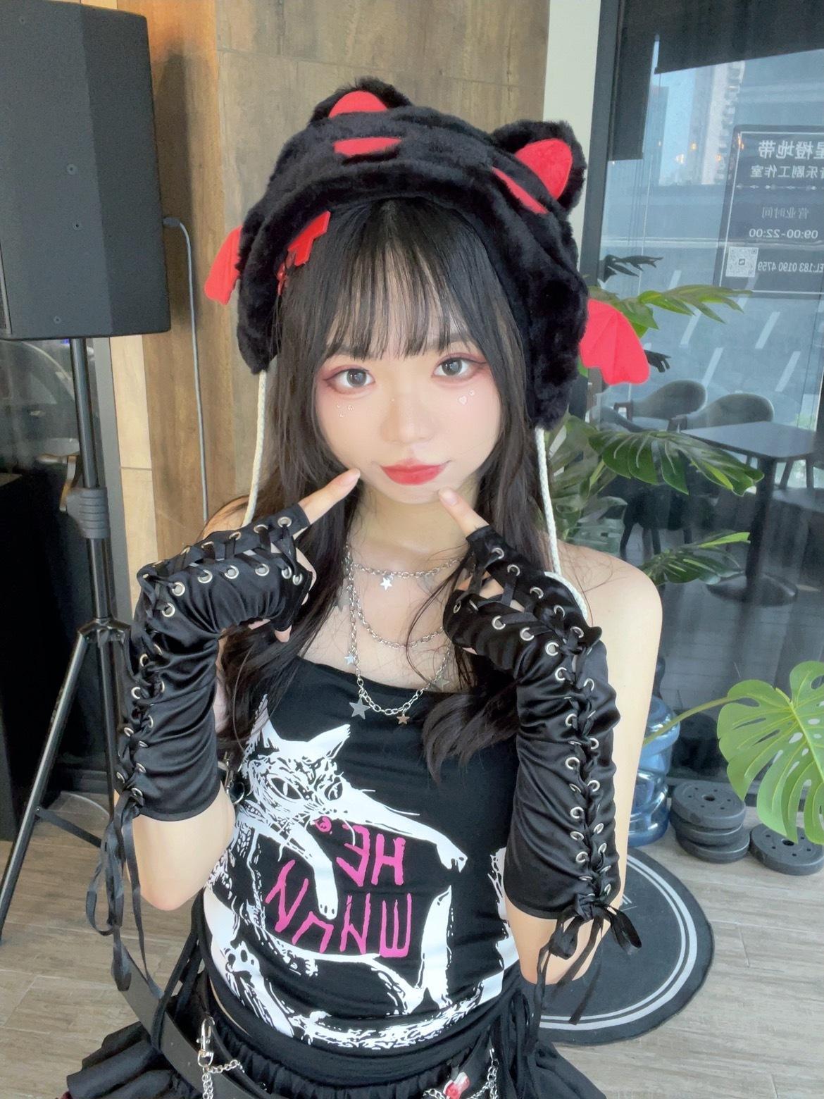 发点live呢😈（天热得手机都卡了 ​​​
