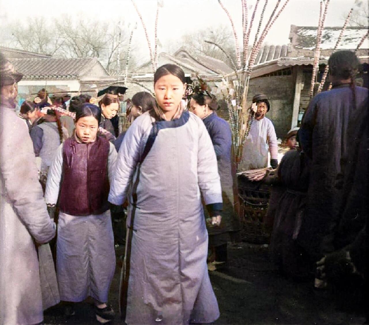 1909年，大年初三逛庙会的旗人女子 