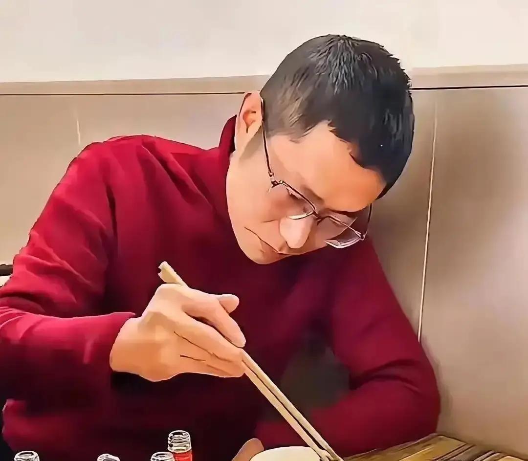 场子哥出狱第二天就开播，橙色马甲还没脱干净，直接拉着潘三卖防脱洗发水。
直播间十