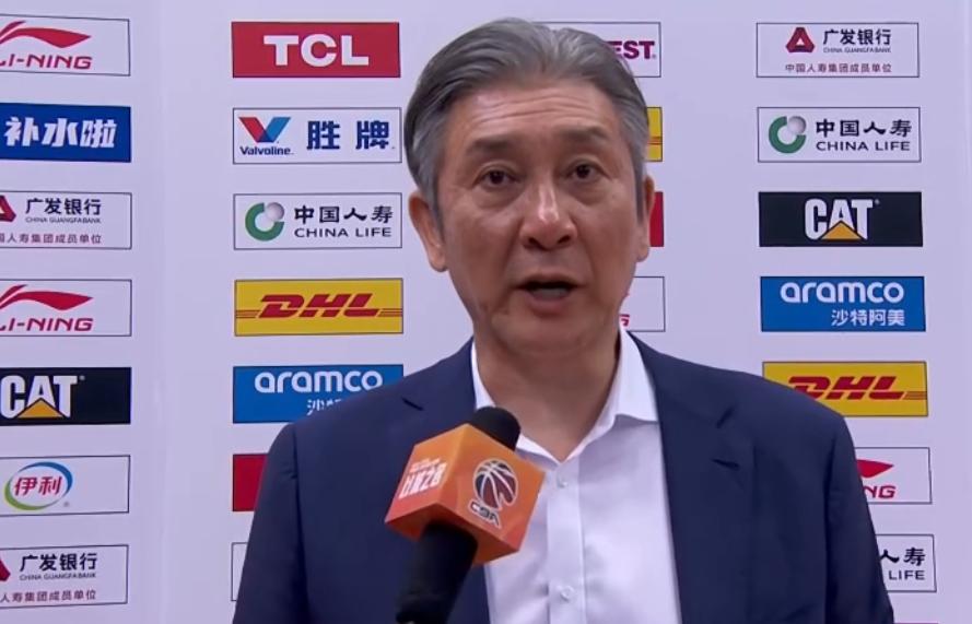 深圳男篮客场战胜天津男篮的赛后采访，主教练郑永刚说道：“天津男篮上半场三分很准，