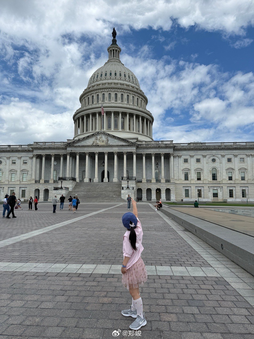 这也是自由女神，但和纽约那位不同。这位是Statue of Freedom. ​