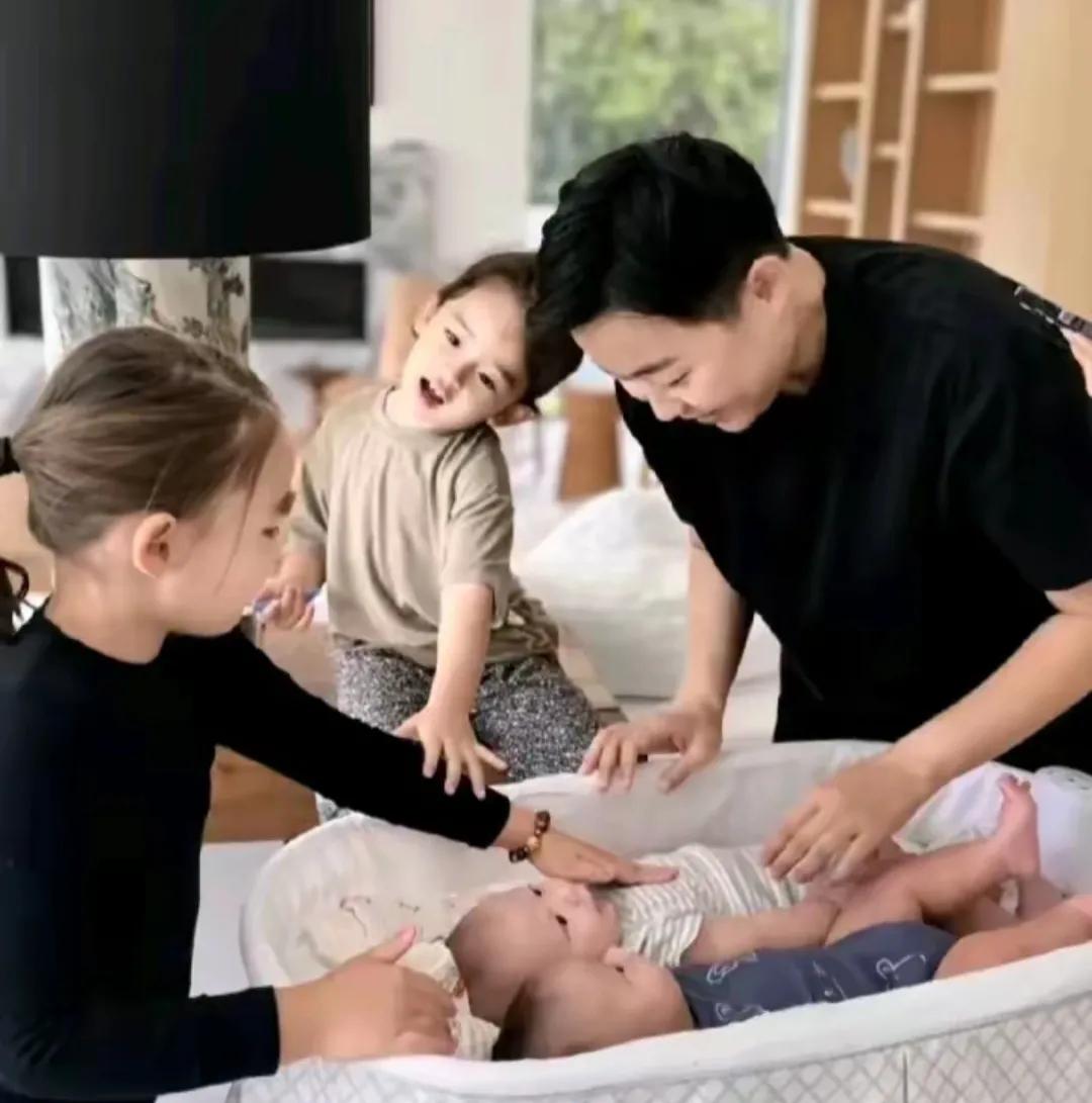 看，叶海洋一家五口
三个女人宠着两个男人
很独特的一面
是未来社会的折射吗
也许
