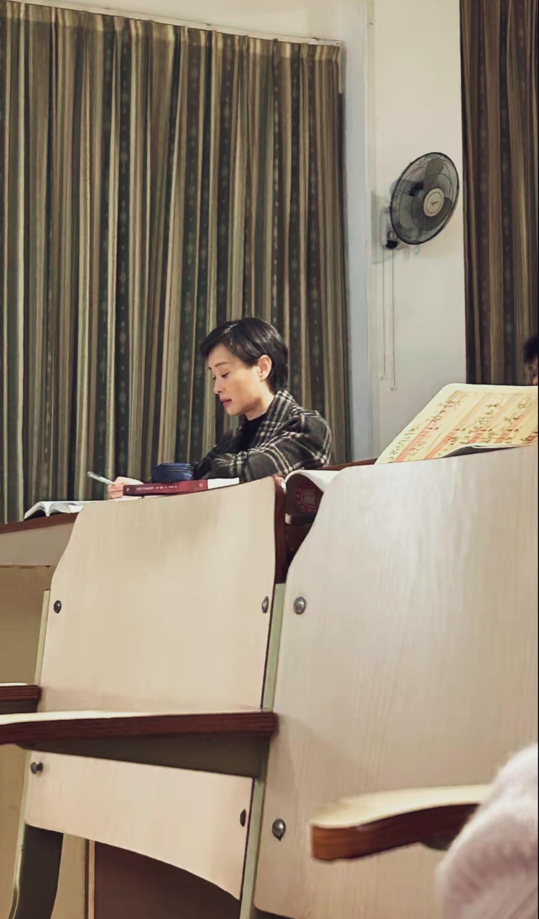 认真上课的吴越。她年轻时演过一部电影《菊花茶》，淡淡的，剧里剧外都是人淡如菊。