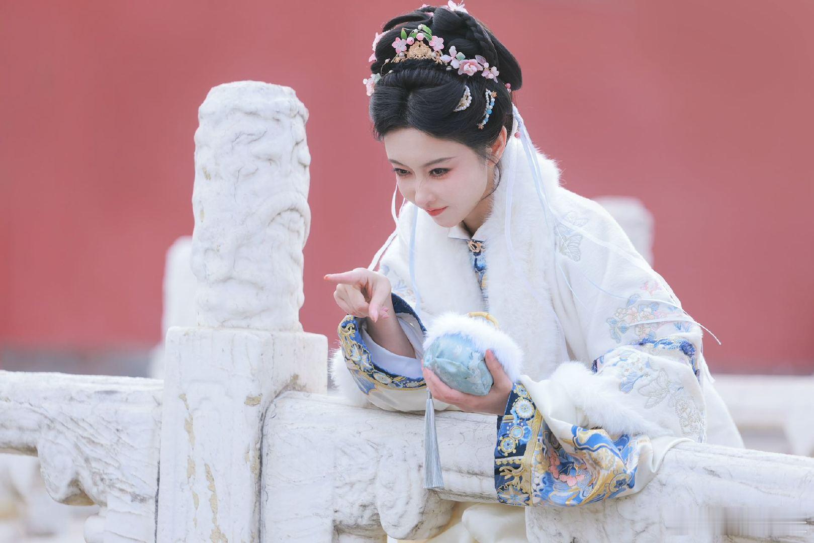 宣璐古言白月光来了 宣璐温婉又贵气。眉眼弯弯笑靥如花，像从书中走出的白月光，精致