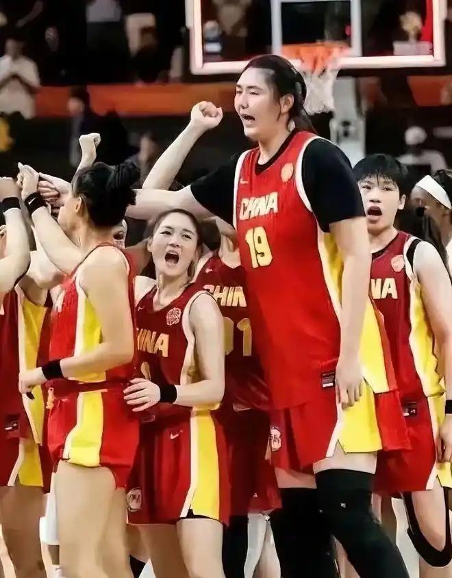 看了会中国女篮，我发现有点冤枉男篮了！男篮好歹小组赛还给了球迷不少喜悦，虐菜还是
