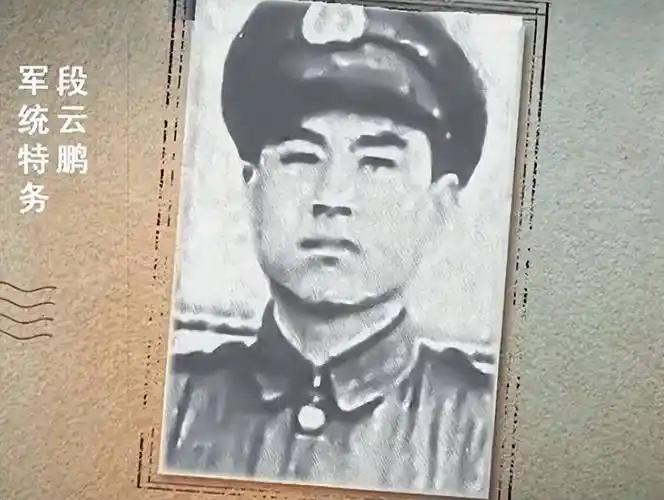 1943年，一个中国飞贼潜入侵华日军总司令冈村宁次府邸，偷走价值百万的财物后消失