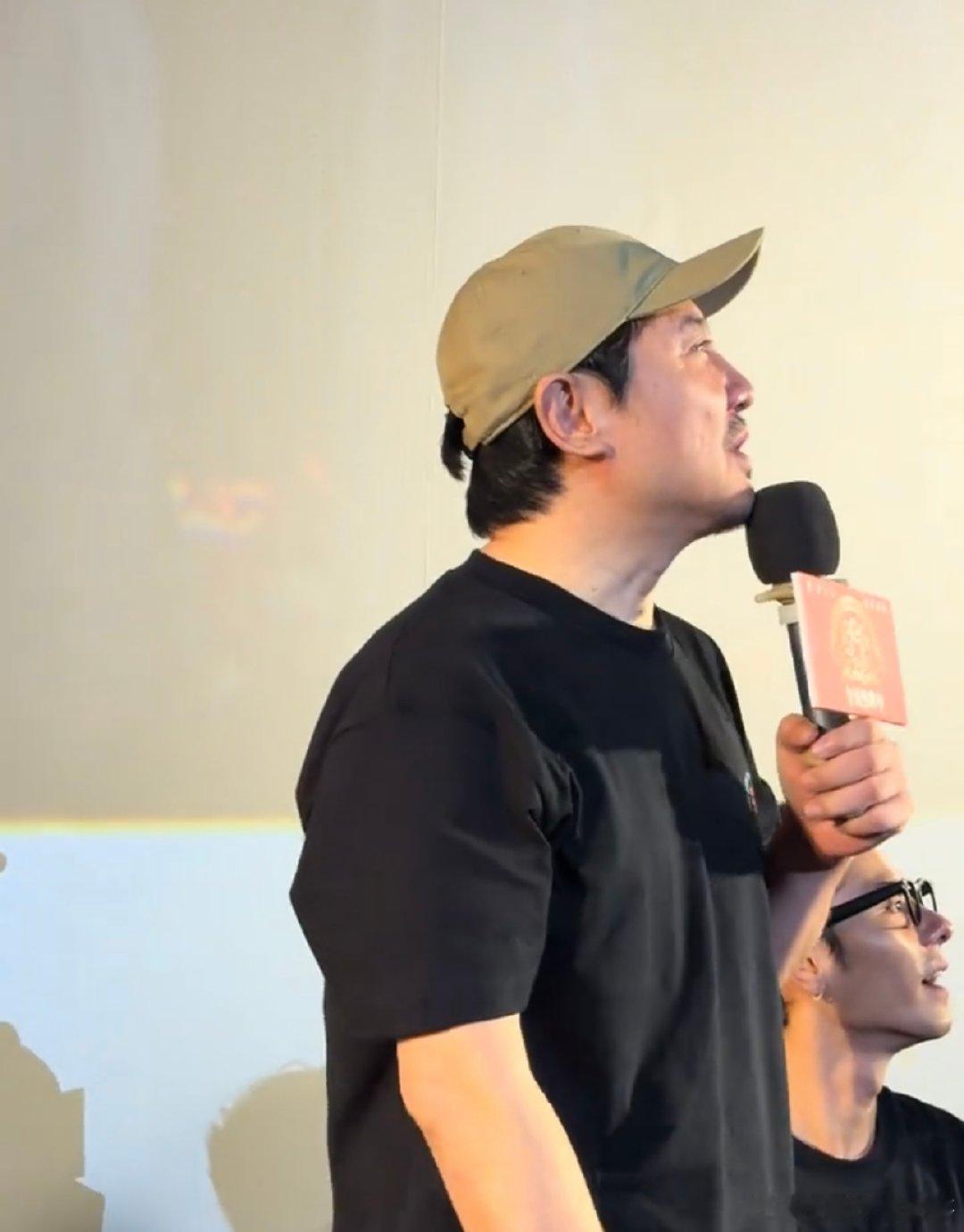 沈腾这是在帮贾冰解围沈腾帮贾冰解围沈腾和贾冰关系是真的好，贾冰愿意在风波的时候出