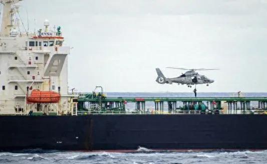 地中海海域突然炸出大消息，昨天法国海军没留半点情面，直接在海上拦下一艘正在航行的