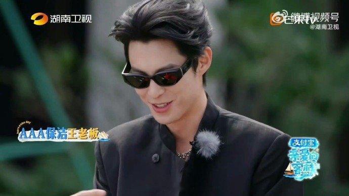 王鹤棣把刷碗手套戴出大片感 时尚感真的是刻在骨子里！红色刷碗手套也能被王鹤棣穿出