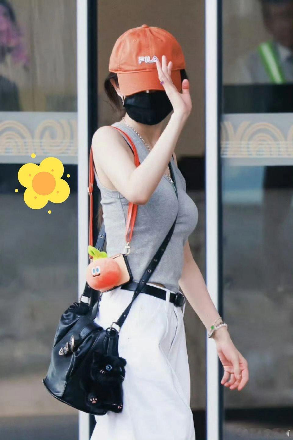 杨幂参加王牌对王牌9的录制，这身搭配也好好看了吧灰色吊带加上白色胖腿裤，银白色小