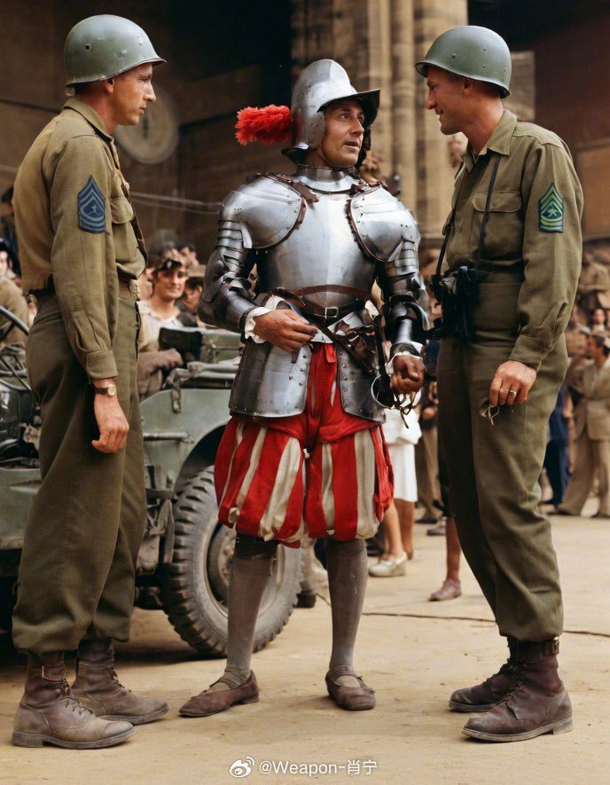 照片中的历史 1944年6月，美国士兵与一名来自梵蒂冈的教皇瑞士卫队成员交谈。 