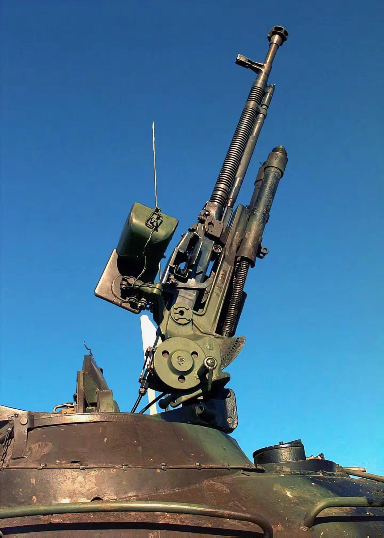 坦克的副武器，重型机枪，它的主要作用是填补坦克炮射击盲区和火力空白，压制步兵单位