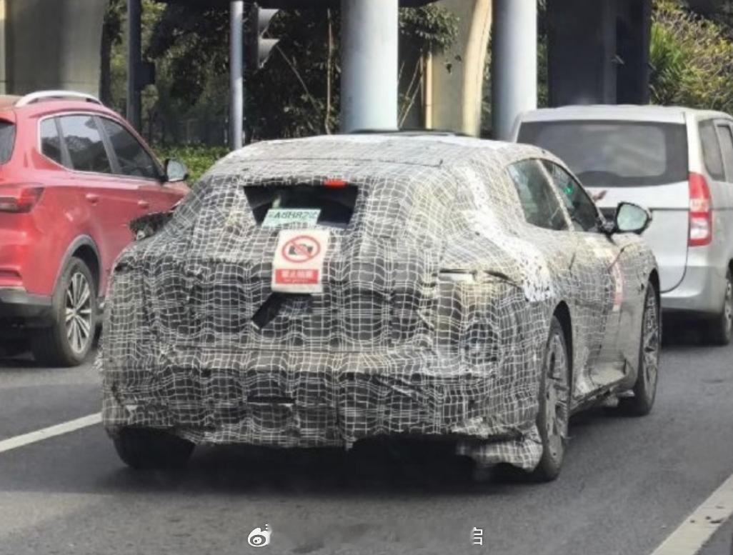 全新阿维塔06旅行版的谍照图曝光新车的尾部设计很像阿维塔11的跑车造型不知道阿维