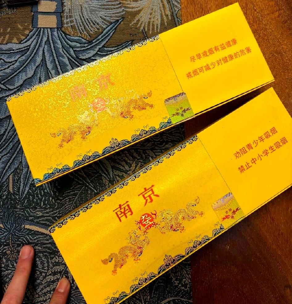 昨天妹妹的男朋友从江苏第一次上门，拎来两条烟给父亲。
家里没人抽，今天被派去烟店