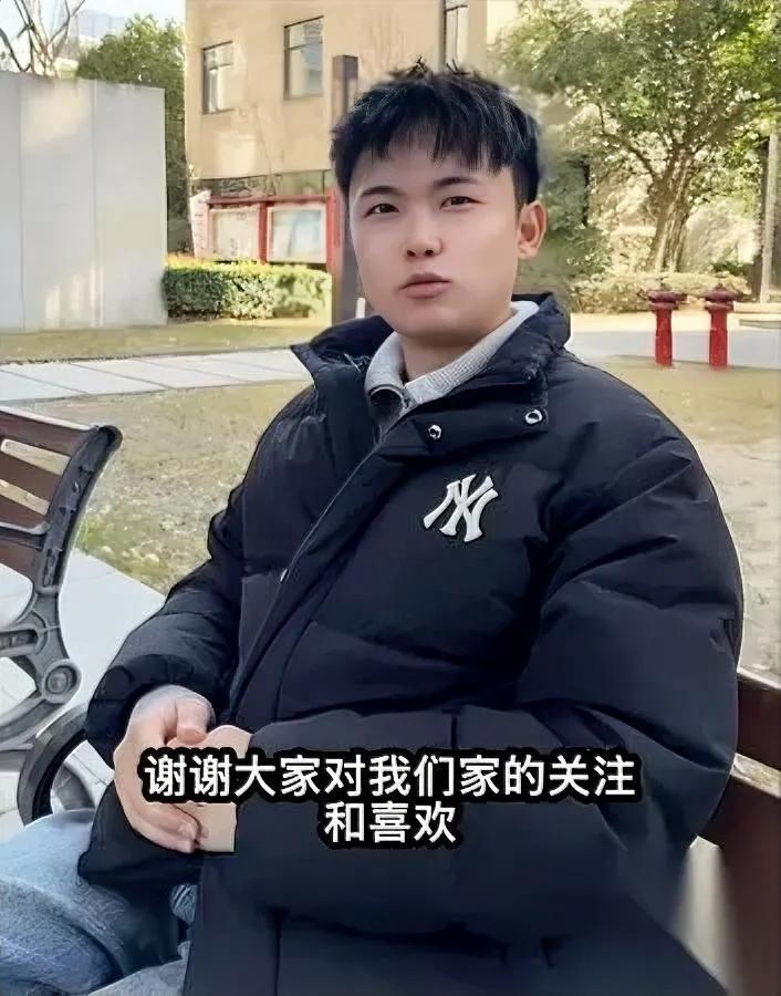 “房子退了，车钥匙拍桌上。”

彭聪聪连夜搬离买家别墅，只带一只旧书包。

他回