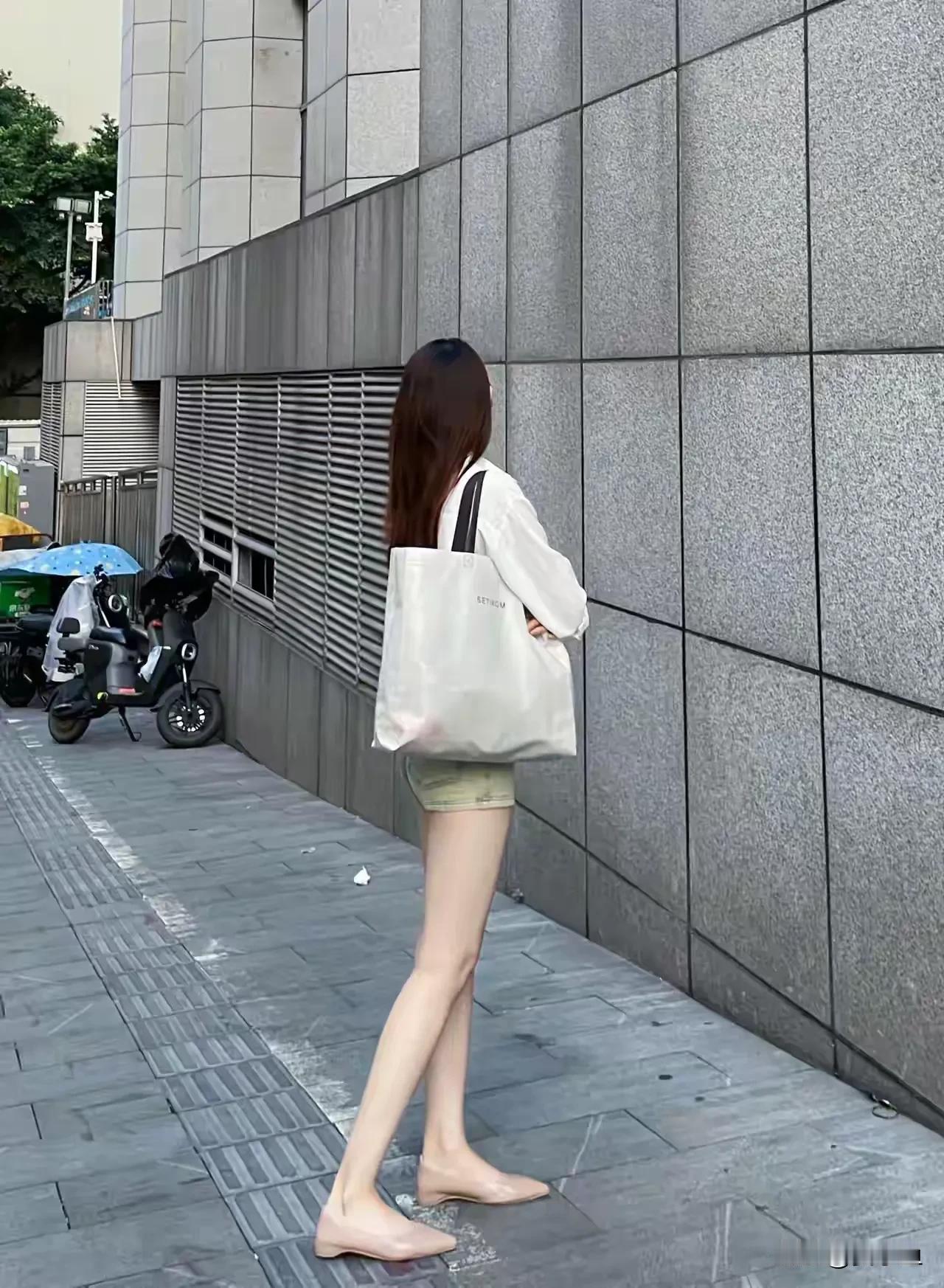 最好的礼貌是不要多管闲事，
只要利益不发生冲突，
别人讲话，
一般不需要反驳。