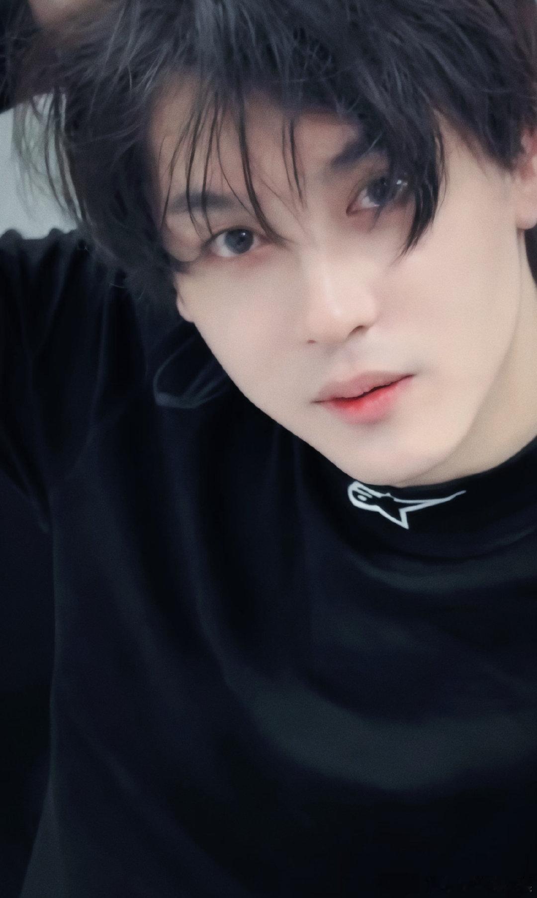 田栩宁妆造daddy开口baby 田栩宁黑西装搭红底皮鞋，daddy气场稳稳拿捏