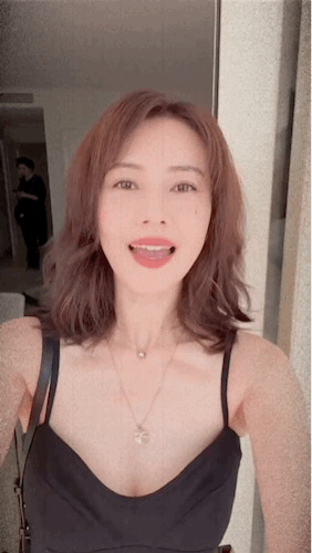 带你们看看圆圆姐姐的阳台，岁月从不败美人！什么样的女人更有魅力阳台上的姐姐 高圆
