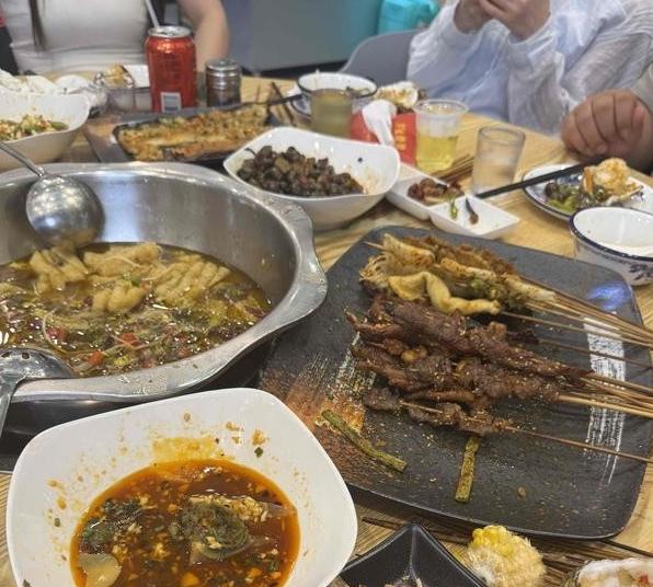 一万元人民币在各个国家能活多久？
1、在美国，一万块，估计能活50天
2、在英国