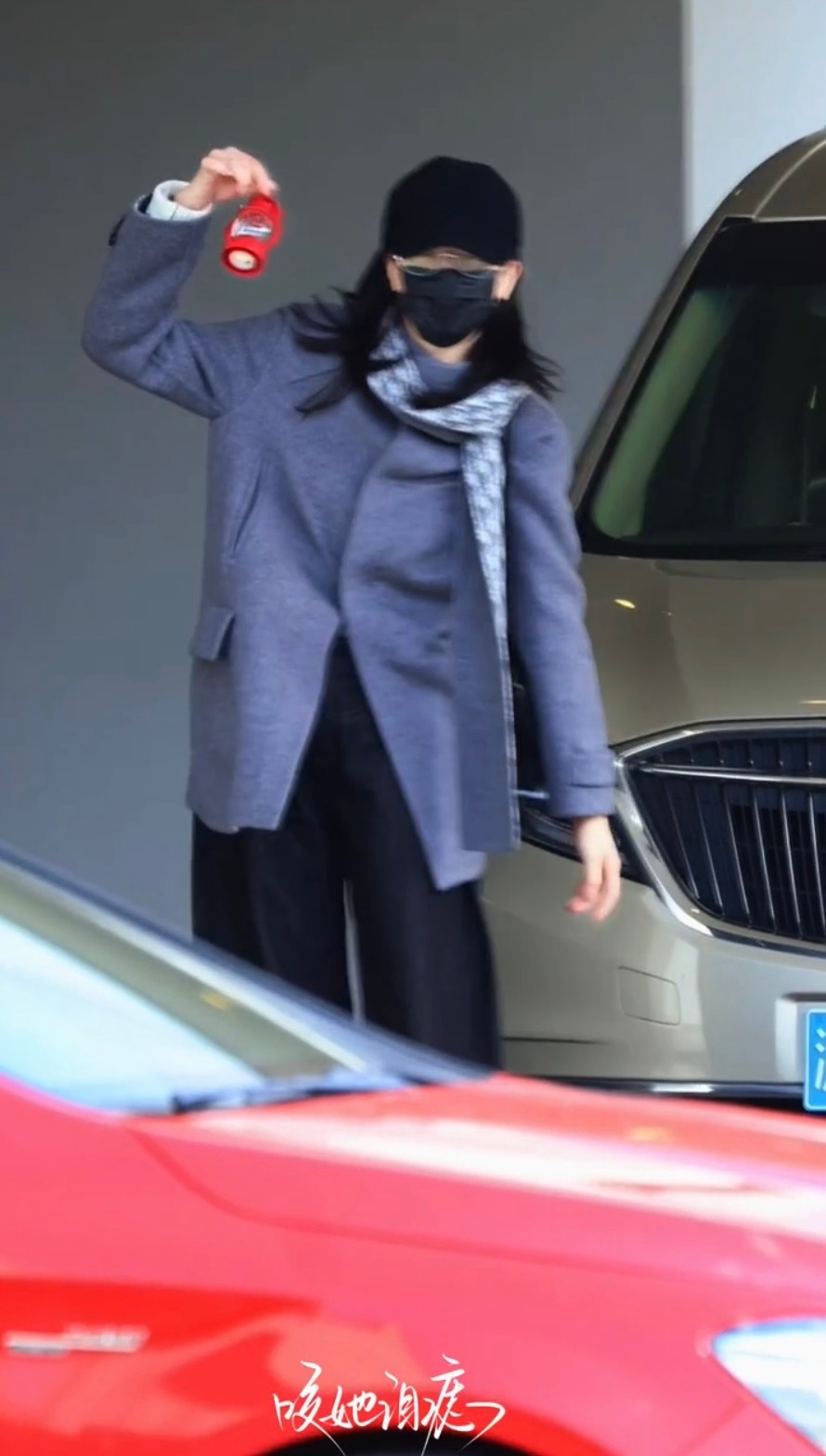 迪丽热巴提灯走机场迪丽热巴机场提灯路透 完全萌物来的 