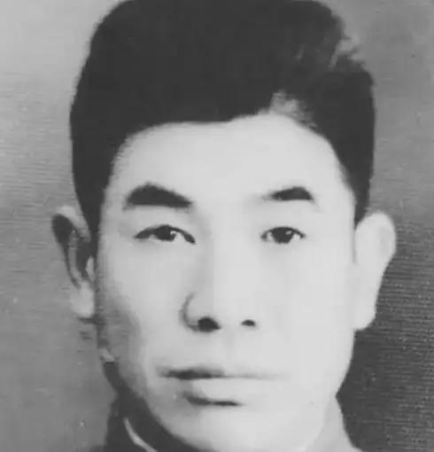 1949年，国军军长高吉人重伤被俘，住院时，他遇到了部下，悄悄对他说：“粪坑水位