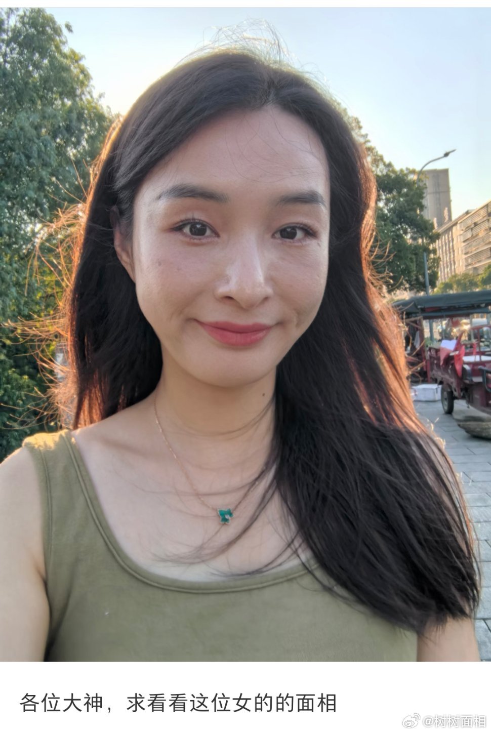其实我挺喜欢他的额头下巴颧和法令的，但是鼻子耳朵田宅眼神都扣分。 