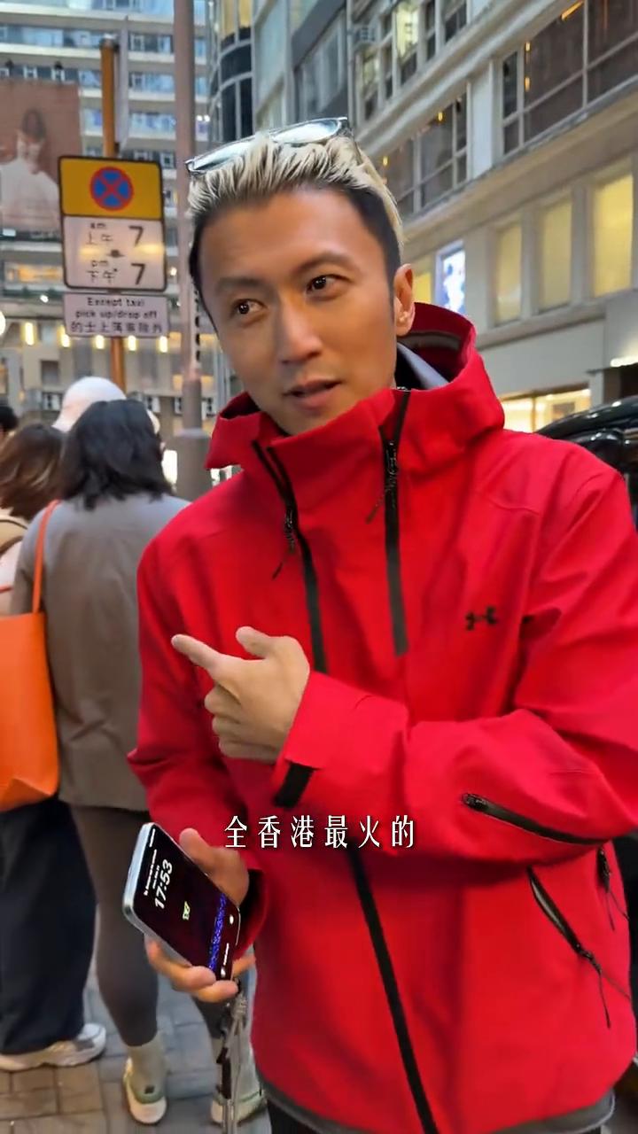 现在是五点的五十三分，六点开门，全香港最火的泰国菜已经有这么长的排队，当然这些是