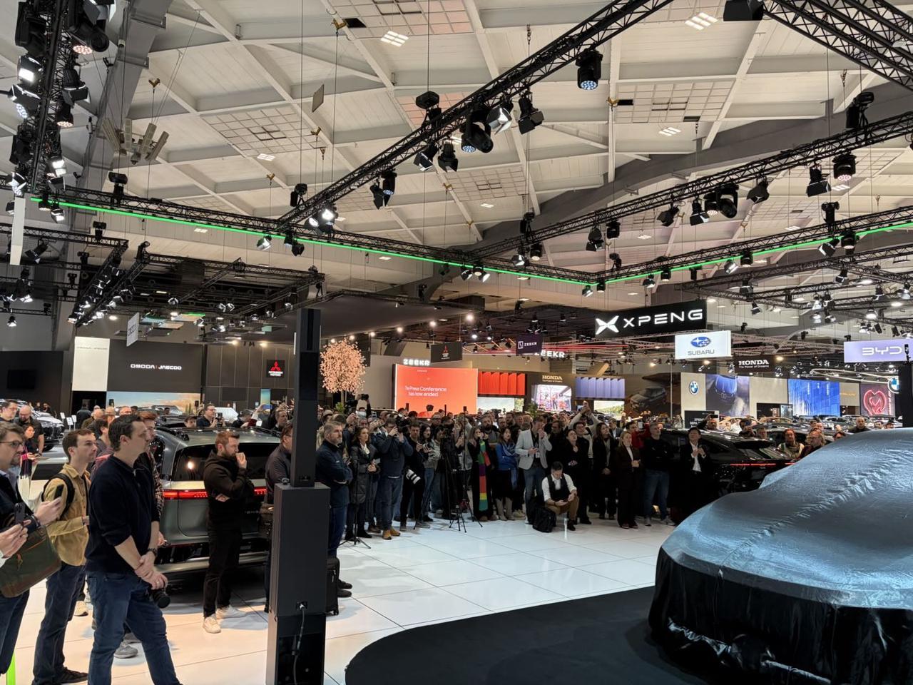 在布鲁塞尔车展，小鹏P7+现场炫技把33个20寸行李箱，一个个塞进后备厢和车厢里