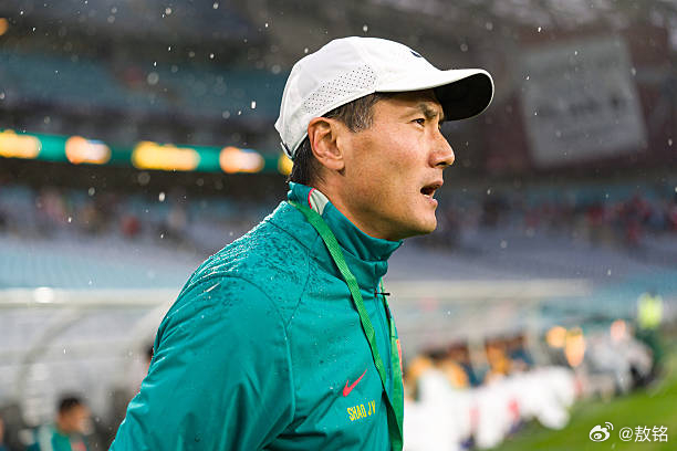 国足vs喀麦隆 与上一场的首发相比，减少了一个进攻中场，增加了一个中卫，谢文能替