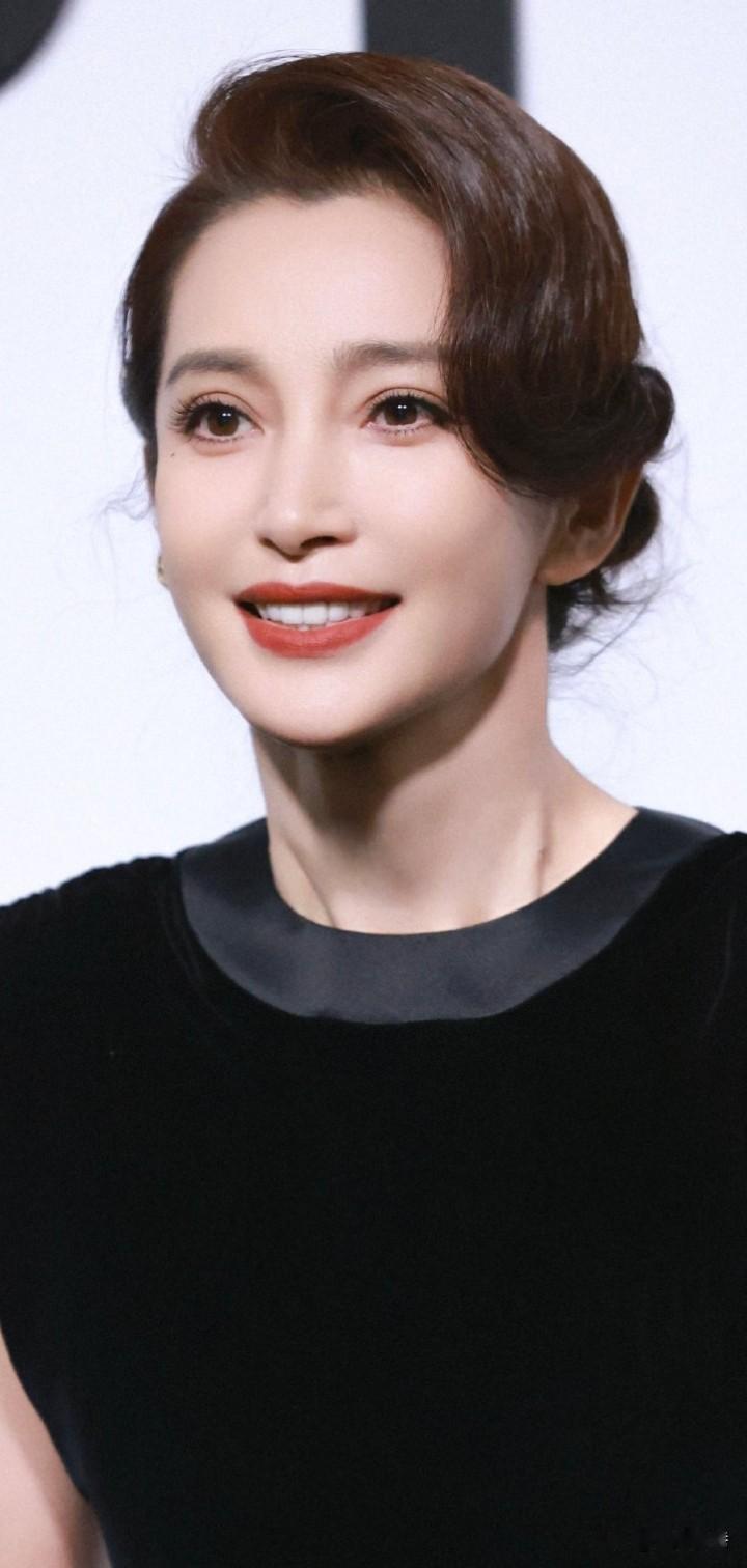 52岁李冰冰终于现身了，脸更瘦了，鼻梁更挺了，人依旧漂亮！
蛰优已久的李冰冰低调