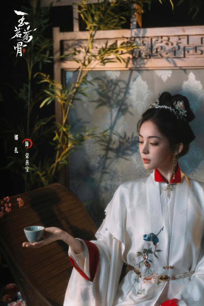 娜扎新剧出场即高光 娜扎的荣善宝气场两米八！大小姐的矜贵与搞事业的狠劲无缝切换，